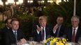 El presidente Donald Trump, al centro, acompa&ntilde;ado por su hom&oacute;logo brasile&ntilde;o, Jair Bolsonaro (izq), y por el asesor de Seguridad Nacional&nbsp;Robert OBrien, dufrante una cena en Mar-a-Lago, Palm Beach, Florida, el s&aacute;bado 7 de marzo de 2020.