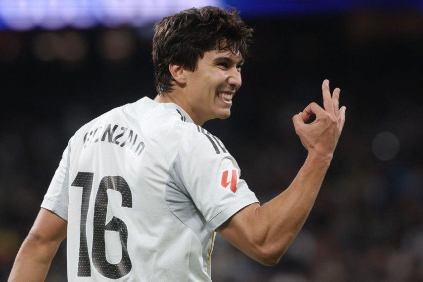 El delantero español #16 del Real Madrid, Gonzalo García, celebra el cuarto gol de su equipo durante el partido de la Liga española entre el Real Madrid CF y el Real Betis en el Estadio Santiago Bernabéu en Madrid el 4 de enero de 2026.&nbsp;