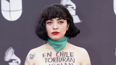 La cantante chilena Mon Laferte quiso enviar un mensaje de denuncia social.&nbsp;