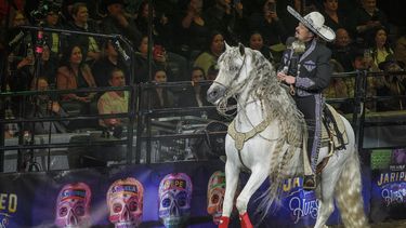 Pepe Aguilar monta a caballo en su espectáculo Jaripeo hasta los huesos tour 2024 en el Honda Center en Anaheim, California, el viernes 29 de marzo de 2024.