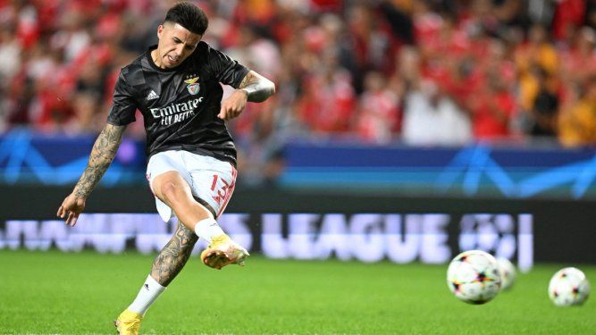 El argentino Enzo Fernández abandona el Benfica, para ir a reforzar al Chelsea de Inglaterra con un precio récord de transferencia en la Premier League