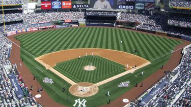 El Yankee Stadium albergará juegos de balompié, a riesgo de que el terreno sufra daños. (ARCHIVO)