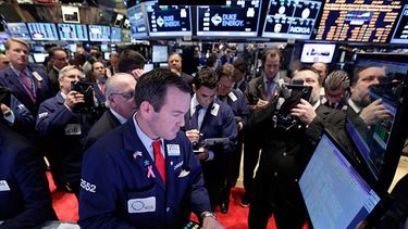 Especialistas en valores revisan datos en la Bolsa de Valores de Nueva York el miércoles 18 de diciembre de 2013. La economía de Estados Unidos creció a una tasa de 4,1% en el tercer trimestre de 2013, su mejor dato desde 2011. (Foto de AP/Richard Drew