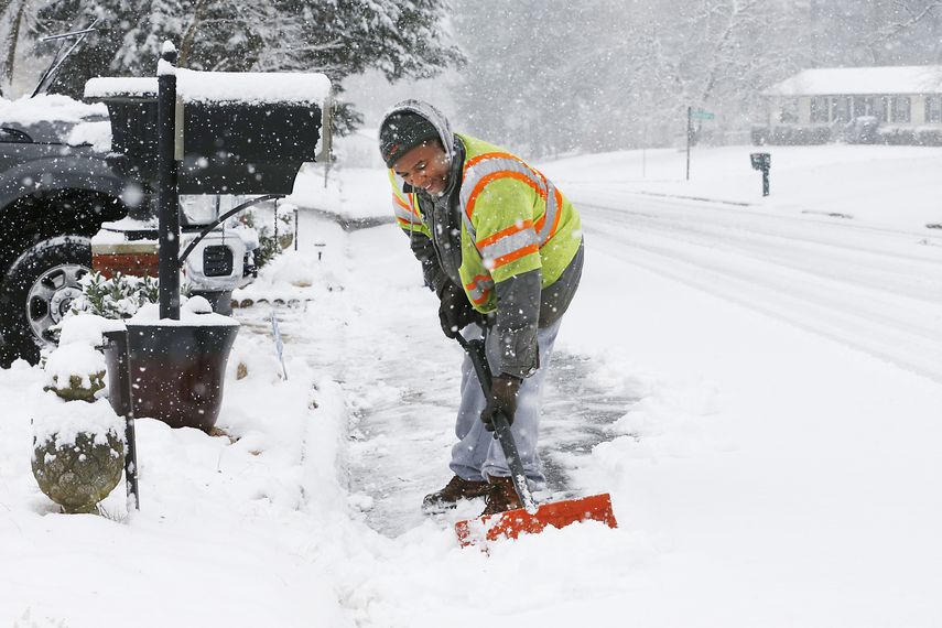 Antwan Wilkerson despeja nieve el domingo 31 de enero de 2021 en Mechanicsville, Virginia.&nbsp;