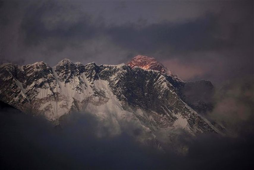 En esta imagen de archivo del 27 de octubre de 2011, la última luz del día se pone sobre el monte Everest tras el monte Nuptse, visto desde Tengboche, en el Himalaya, Nepal. (AP)