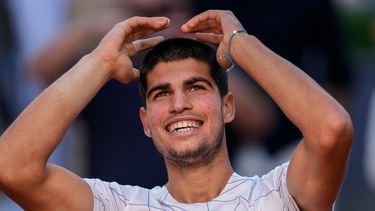Carlos Alcaraz celebra tras derrotar a Rafael Nadal en el Abierto de Madrid