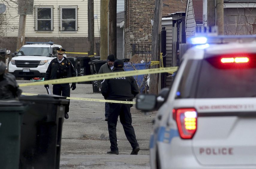 Policías trabajan el 29 de marzo de 2021 en la zona donde murió Adam Toledo, de 13 años, tras ser baleado por un policía, en Chicago.&nbsp;