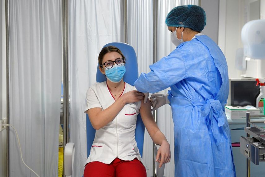 La enfermera Mihaela Anghel recibe la primera vacuna contra el coronavirus administrada en Rumania, el domingo 27 de diciembre de 2020, en Bucarest.&nbsp;