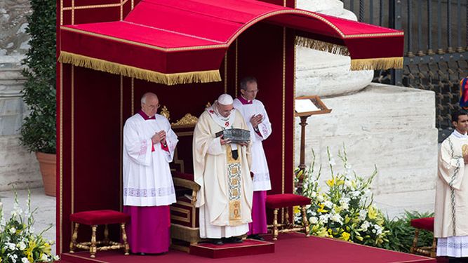 El papa Francisco (centro) sostiene una caja en la que se conservan las reliquias de San Pedro durante la misa del domingo 24 de noviembre de 2013. (Foto de AP/Andrew Medichini)