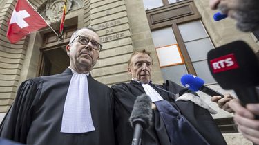 Los abogados de los acusados, Nicolas Jeandin, izquierda, y Robert Assael, derecha, abandonan la corte tras una pausa en la lectura del veredicto, durante el juicio contra los miembros de la multimillonaria familia Hinduja, en Ginebra, Suiza, el viernes 21 de junio de 2024.&nbsp;