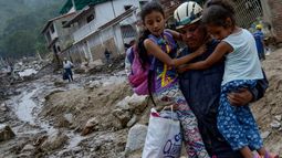 Efectivos militares y de Protección Civil están en el lugar con excavadoras para despejar los caminos y apoyar en las labores de limpieza