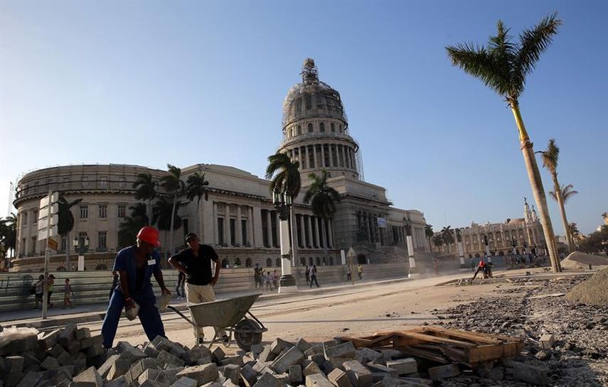 Varios obreros trabajan en la reparación de los alrededores del Capitolio Nacional La Habana, Cuba, cuando resta poco más de una semana para la histórica visita del presidente de EEUU a la isla. (EFE)