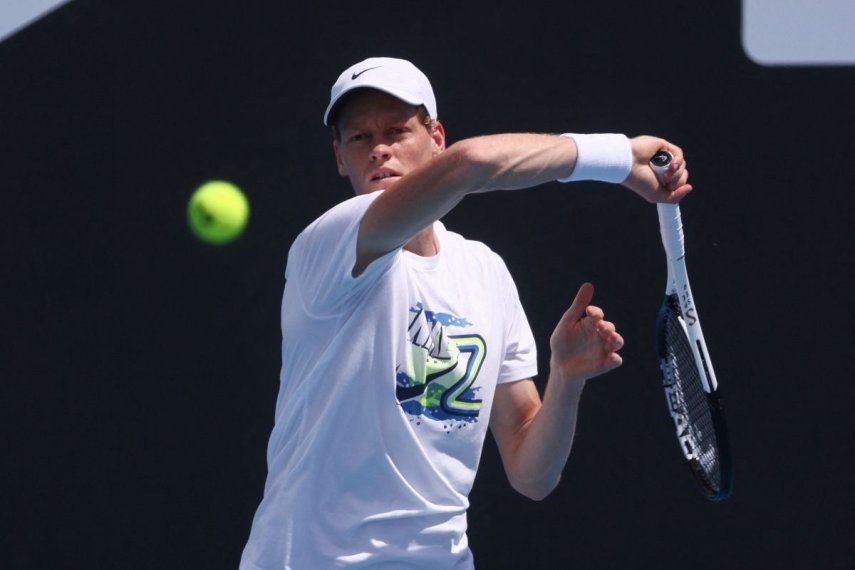 El italiano Jannik Sinner se prepara en una práctica previa al inicio del Abierto de Australia, el 10 de enero de 2025.