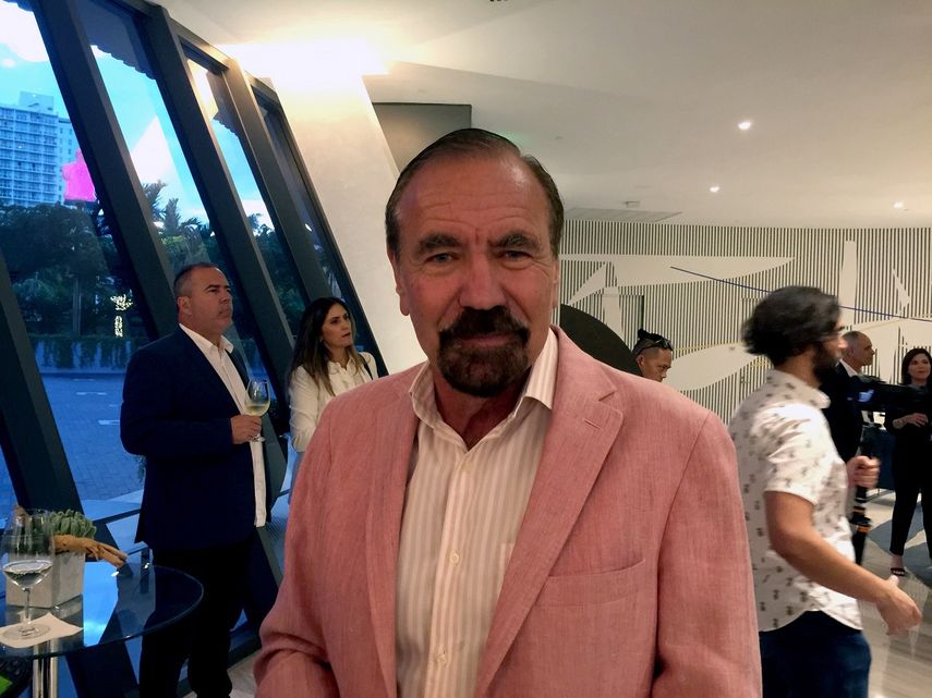 Jorge Pérez, empresario cubanoamericano, durante la presentación del libro Island in the Light/Isla en la luz en Miami, el 4 de diciembre de 2018.