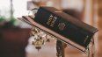 La Santa Biblia.