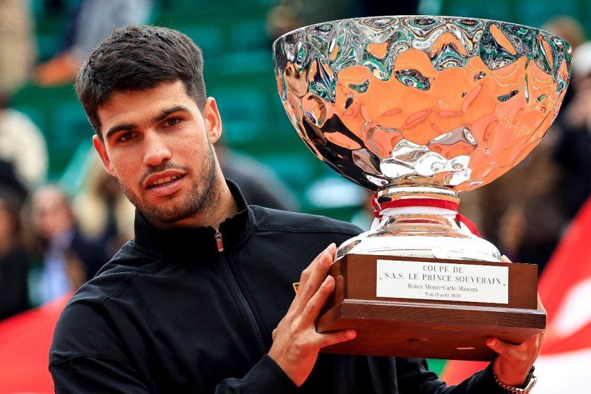 El español Carlos Alcaraz celebra con el trofeo tras ganar contra el italiano Lorenzo Musetti la final del torneo de tenis Montecarlo ATP Masters Series en el Monte Carlo Country Club en Roquebrune-Cap-Martin el 13 de abril de 2025.  El español Carlos Alcaraz celebra con el trofeo tras ganar contra el italiano Lorenzo Musetti la final del torneo de tenis Montecarlo ATP Masters Series en el Monte Carlo Country Club en Roquebrune-Cap-Martin el 13 de abril de 2025.