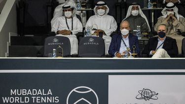El ex rey de España Juan Carlos I asiste al partido de play-off por el tercer puesto del Campeonato Mundial de Tenis de Mubadala en el emirato del Golfo de Abu Dabi el 18 de diciembre de 2021.