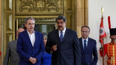 El expresidente del Gobierno español José Luis Rodríguez Zapatero (izq.) quien frecuentaba al dictador Nicolás Maduro, durante el proceso de diálogo.&nbsp;