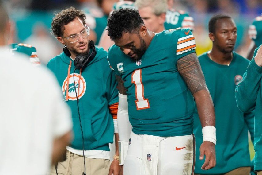 El entrenador en jefe de los Dolphins de Miami, Mike McDaniel, habla con el mariscal de campo Tua Tagovailoa (1) mientras abandona el juego después de sufrir una conmoción cerebral durante la segunda mitad de un partido contra los Bills de Búfalo, el jueves 12 de septiembre de 2024, en Miami Gardens, Florida. El entrenador en jefe de los Dolphins de Miami, Mike McDaniel, habla con el mariscal de campo Tua Tagovailoa (1) mientras abandona el juego después de sufrir una conmoción cerebral durante la segunda mitad de un partido contra los Bills de Búfalo, el jueves 12 de septiembre de 2024, en Miami Gardens, Florida.