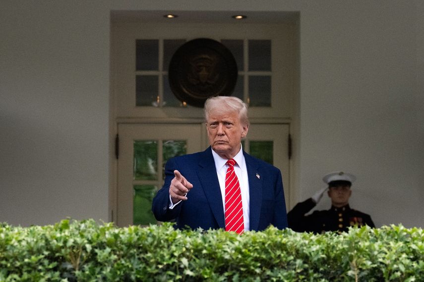 El presidente de Estados Unidos, Donald Trump, responde preguntas fuera del Ala Oeste de la Casa Blanca en Washington, D.C., el 8 de mayo de 2025.&nbsp;