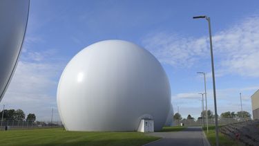 Antenas de satélite colocadas dentro de esferas de Kevlar en la Estación de Seguimiento de Satélites de Kester, en Kester, Bélgica.