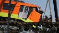 Bomberos trabajando para descolgar hasta el suelo un vagón de metro que quedó suspendido en un tramo elevado del metro, en Ciudad de México, el martes 4 de mayo de 2021. Al menos 24 personas murieron y más de 70 resultaron heridas tras el desplome de un paso elevado del metro. Bomberos trabajando para descolgar hasta el suelo un vagón de metro que quedó suspendido en un tramo elevado del metro, en Ciudad de México, el martes 4 de mayo de 2021. Al menos 24 personas murieron y más de 70 resultaron heridas tras el desplome de un paso elevado del metro.
