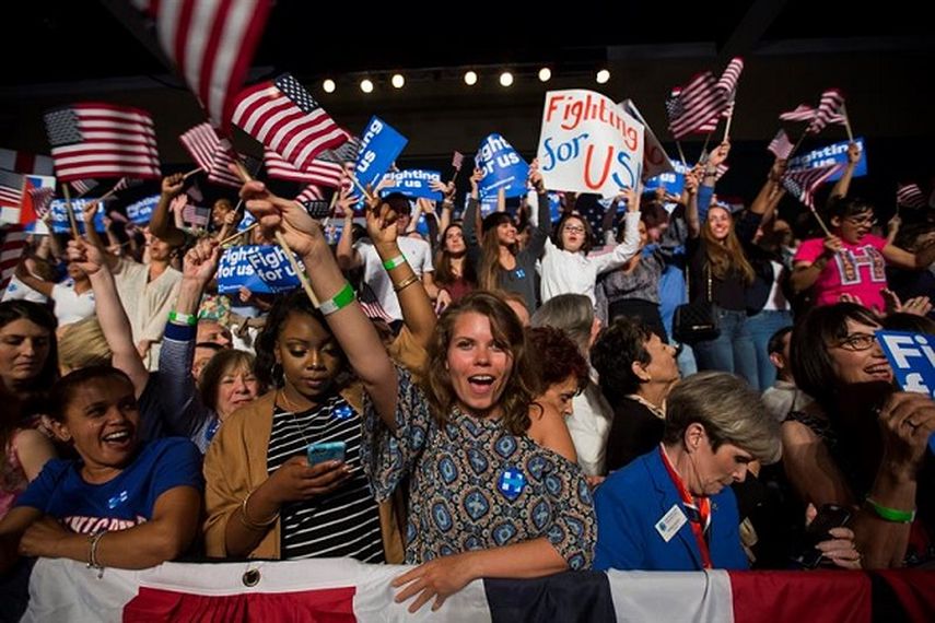 Seguidores de la candidata presidencial demócrata Hillary Clinton se reúnen este martes 15 de marzo de 2016, en una sede de campaña para celebrar los resultados de las votaciones que mantienen a Clinton liderando por encima de su rival Bernie Sanders,