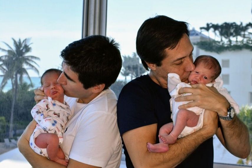 Los pequeños Francisca y Nicholás, en una imagen publicada en gofudme con sus padres Mariano y Gonzalo.