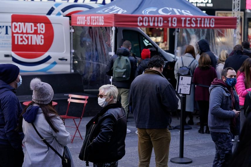 Un grupo de personas espera para recibir la prueba de coronavirus en Times Square, Nueva York, el 13 de diciembre de 2021.