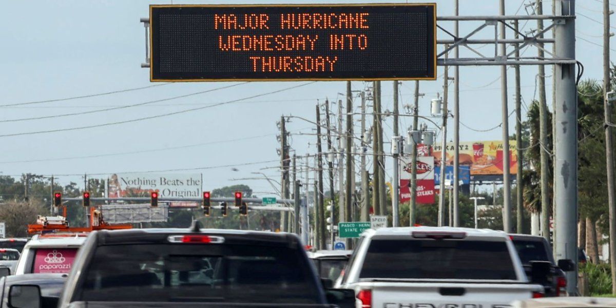 La señalización de la autopista anuncia la inminente llegada del huracán Milton y las zonas de evacuación el martes 8 de octubre de 2024, en Port Richey, Florida.