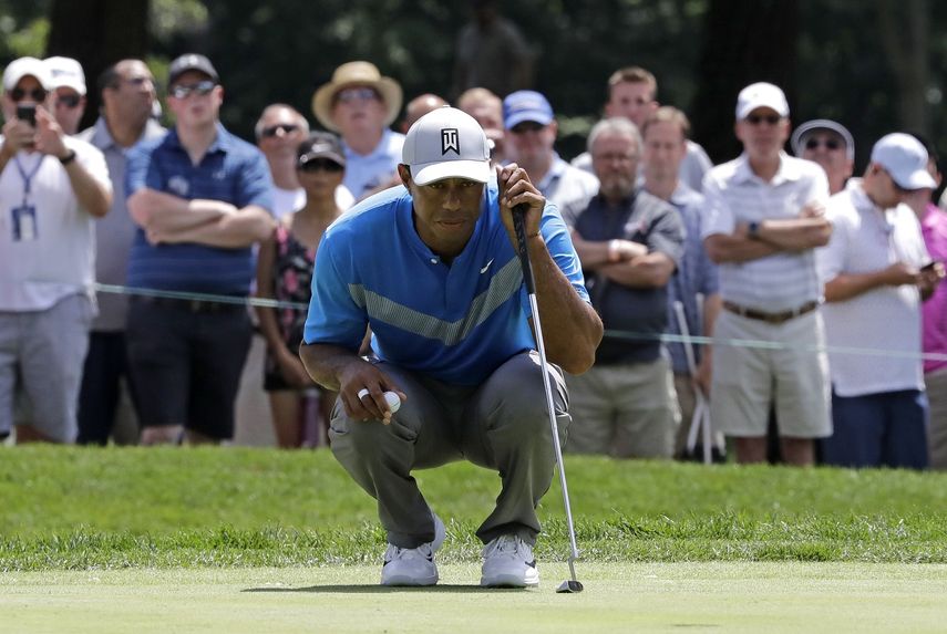 Tiger Woods durante la primera ronda del torneo de golf BMW Championship en Medinah, Illinois, el jueves 15 de agosto de 2019.&nbsp;