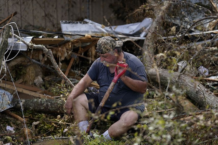 Bradley Beard toma un descanso el s&aacute;bado 29 de agosto de 2020 mientras busca la llave de paso de agua junto a su casa, que result&oacute; gravemente da&ntilde;ada, en Hackberry, Louisiana, tras el paso del hurac&aacute;n Laura.&nbsp;