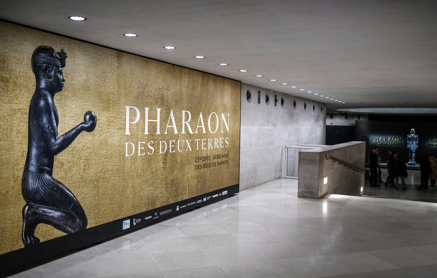 Esta fotografía tomada el 26 de abril de 2022 muestra la entrada de la exposición Faraón de las Dos Tierras. La historia africana de los reyes de Napata en el Museo del Louvre en París, el 26 de abril de 2022. Investigación destapa contrabando internacional de arte.