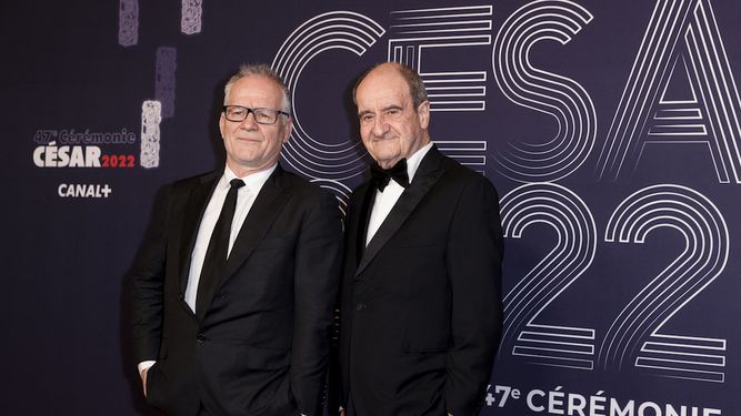El director de cine Thierry Fremaux y el periodista francés, presidente del Festival de Cine de Cannes, Pierre Lescure, arriban a la entrega de los Premios César 2022.&nbsp;