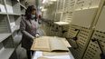 Un conservador de la Biblioteca Nacional de Túnez consulta periódicos antiguos en los archivos de la institución en la capital Túnez, el 26 de enero de 2022.
