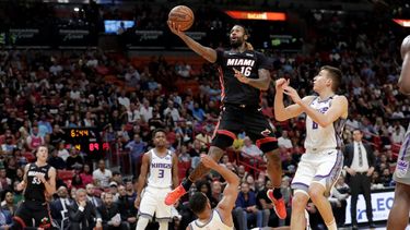 James Johnson, alero del Heat de Miami, salta hacia la canasta por encima de Cory Joseph (9) y junto a Bogdan Bogdanovic (8), de los Kings de Sacramento, en el encuentro del lunes 20 de enero de 2020