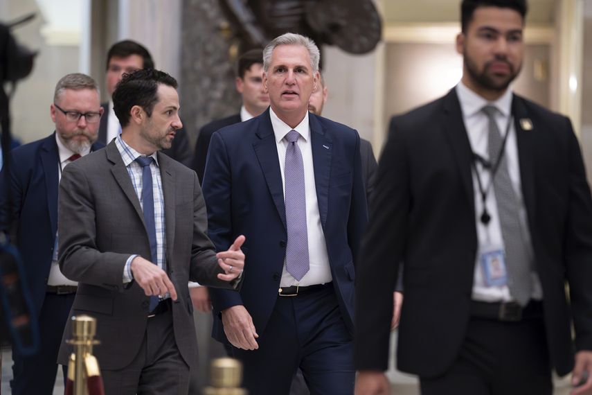 Kevin McCarthy en su polémica salida de la Cámara de Representantes, donde fue destituido
