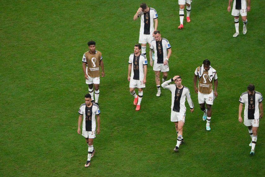 Los jugadores de Alemania se retiran del campo tras el partido contra Costa Rica por el Grupo E del Mundial, el jueves 1 de diciembre de 2022, en Jor, Catar. Alemania quedó eliminada del torneo.