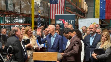 El senador Rick Scott participó en un encuentro con venezolanos en Florida en abril de 2025.