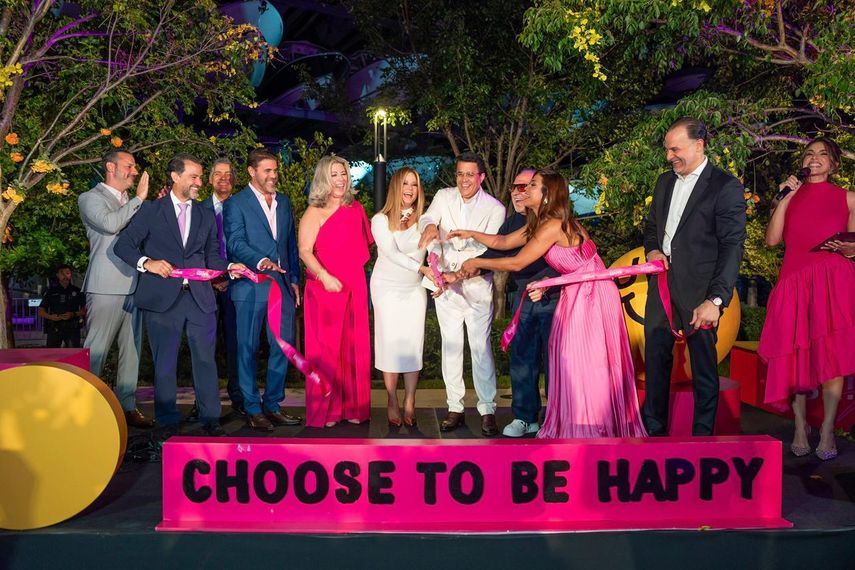 Momento simbólico de apertura: el corte de cinta marca oficialmente el inicio de Days to Shine Miami, una celebración del talento, la innovación y la inspiración.