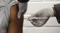 En esta foto del 24 de junio del 2020, un voluntario recibe una inyección en el hospital Chris Hani Baragwanath, en Soweto, Sudáfrica, como parte de la primera participación africana en las pruebas de una vacuna para el coronavirus creada por la Universidad de Oxford en colaboración con la firma farmacéutica AstraZeneca. En esta foto del 24 de junio del 2020, un voluntario recibe una inyección en el hospital Chris Hani Baragwanath, en Soweto, Sudáfrica, como parte de la primera participación africana en las pruebas de una vacuna para el coronavirus creada por la Universidad de Oxford en colaboración con la firma farmacéutica AstraZeneca.
