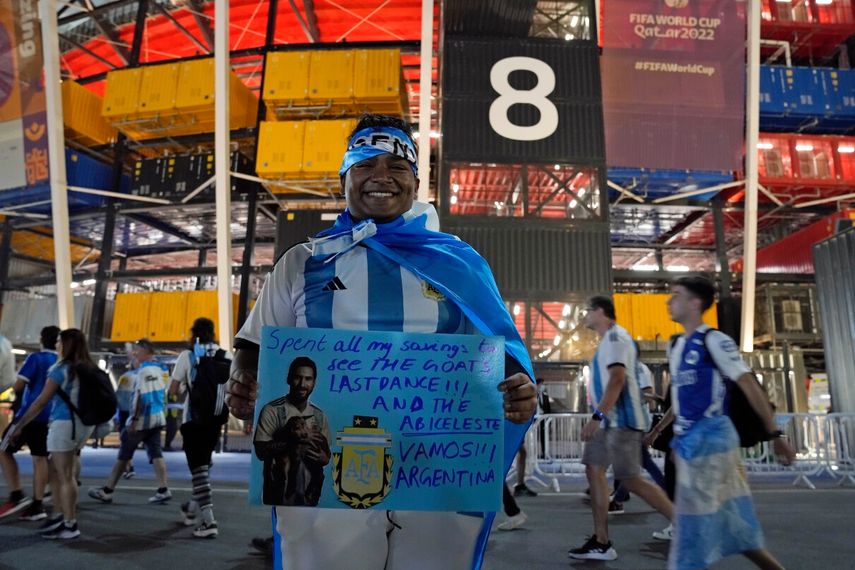 Un aficionado argentino procedente Singapur aguarda afuera del estadio 974 previo al partido entre Polonia y Argentina en el Mundial, el miércoles 30 de noviembre de 2022.