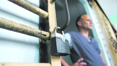 Un recluso permanece en la puerta de su celda, en la prisión Combinado del Este en La Habana.