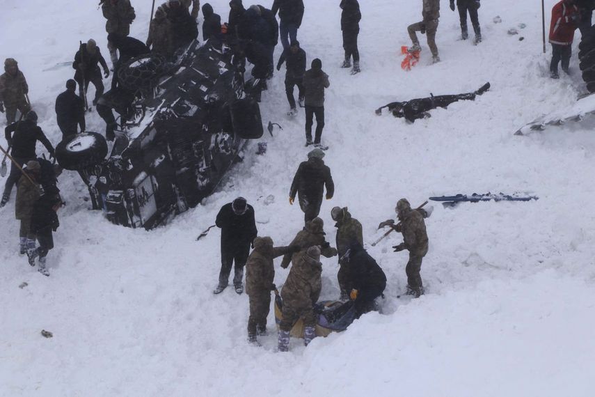 Servicios de emergencia cavan en la nieve alrededor de tres veh&iacute;culos volcados cerca de Bahcesehir, provincia de Van, este de Turqu&iacute;a, mi&eacute;rcoles 5 de febrero de 2020. Al menos 28 personas murieron en una serie de aludes de nieve.&nbsp;