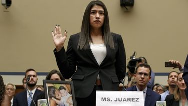 La guatemalteca Yazmín Juárez en una audiencia en el Capitolio, en Washington, junto a una foto de ella con su hija Mariee, de 1 año, quien murió semanas más tarde de ser liberada de un centro de detención del Servicio de Inmigración y Control de Aduanas,. 