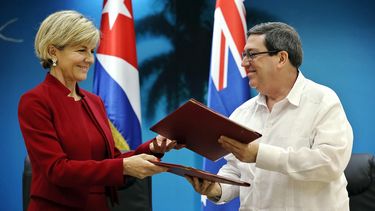 El canciller cubano Bruno Rodríguez (d) y su homóloga de&nbsp;Australia, Julie Bishop (i), firman un memorando de entendimiento entre ambas naciones el viernes 30 de junio de 2017, en La Habana, Cuba.&nbsp;