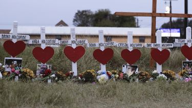  En esta fotografía de archivo del 10 de noviembre de 2017 pueden apreciarse cruces en honor de la familia Holcombe, parte de un monumento conmemorativo improvisado a las personas asesinadas en un tiroteo en la Primera Iglesia Bautista de Sutherland Springs, Texas. 