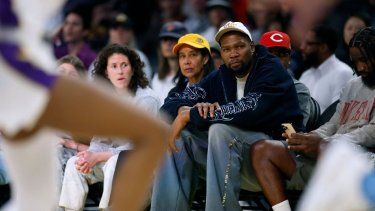 Kevin Durant observa el partido entre el Atlanta Dream y Los Angeles Sparks durante la victoria del Atlanta Dream por 88-82 en el Crypto.com Arena el 27 de mayo de 2025 en Los Ángeles, California. El alero espera cambiar de equipo y el Heat de Miami cuenta con grandes posibilidades 