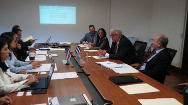 Delegaciones de Cuba (der.) y Costa Rica (izq.) debaten en San José sobre las migraciones seguras.