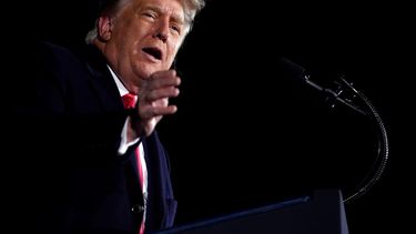 El presidente Donald Trump pronuncia un discurso durante un acto de campaña en apoyo al senador Kelly Loeffler, republicano de Georgia, y David Perdue, en el Aeropuerto Regional Dalton, en Dalton, Georgia.&nbsp;